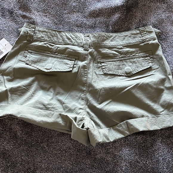 NWT GUESS wycnd short army green w gold buttons 26 - Picture 7 of 7